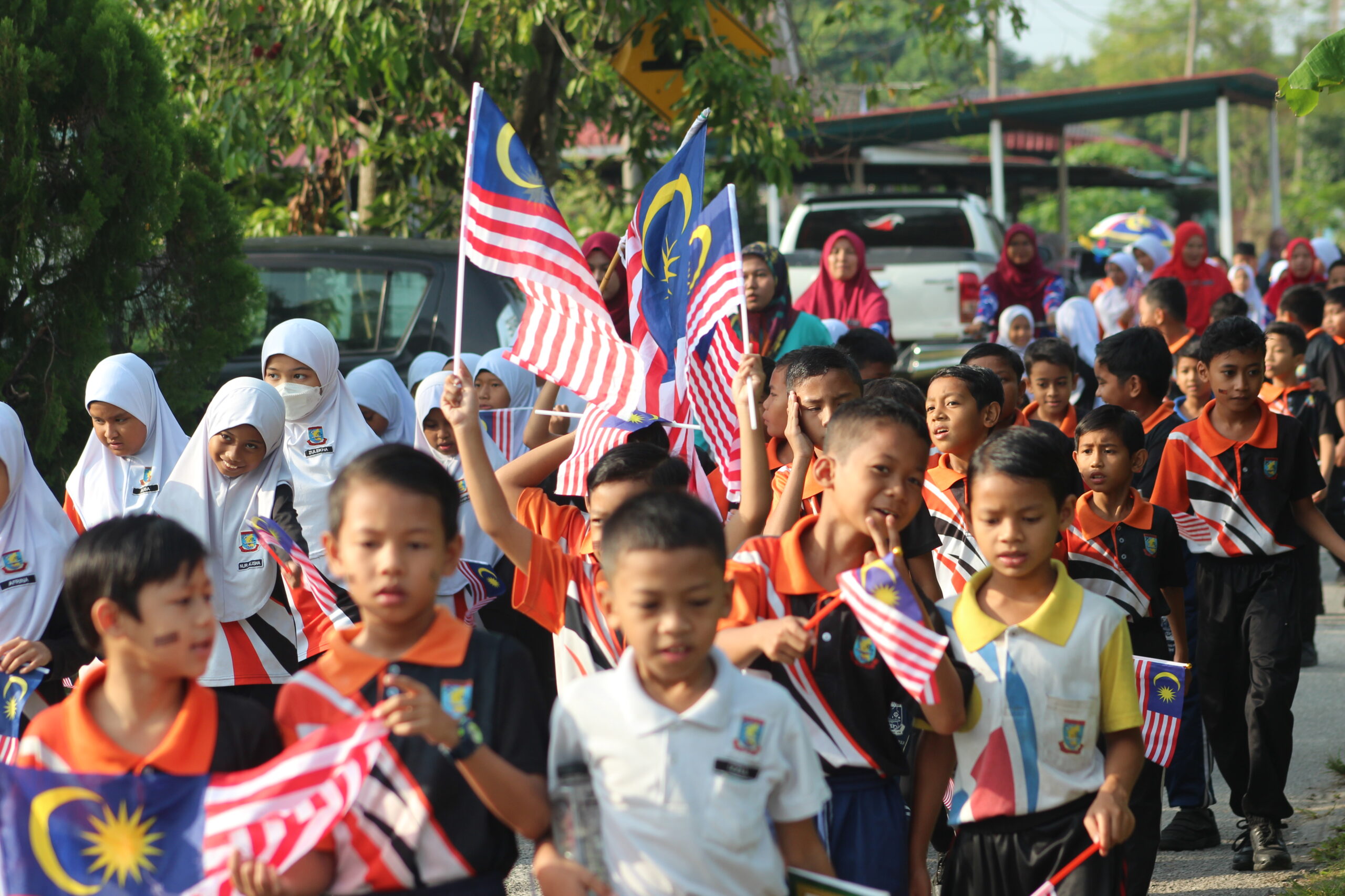 Seperti di Dataran Merdeka, perarakan kemerdekaan murid Sekolah Kebangsaan meriah